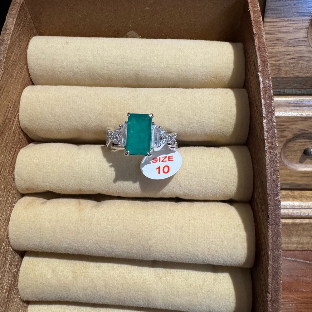 Elegant Silver and Emerald Ring